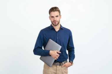 Yakışıklı iş adamı dizüstü bilgisayarı beyaz ve iş dünyasında yalnız tutuyor..