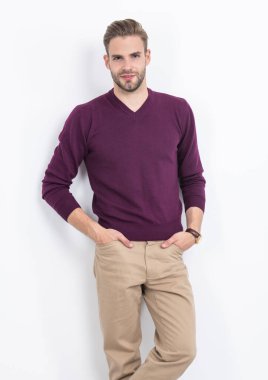 Çekici genç adam beyaz giysili günlük kıyafetler giyer..