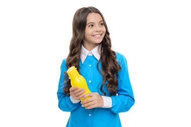 İştahını açar. Mutlu çocuk şişeyi beyazda izole etmiş. Yoğurt atıştırmalığı. İştah kontrolü. Enerji dengesi. Süt ürünleri. Yiyin ve için, afiyetler olsun. Afiyet olsun..