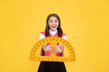 Hayretler içindeki çocuk okulda geometri okuyor. Cetvel ve kök disiplinlerle..