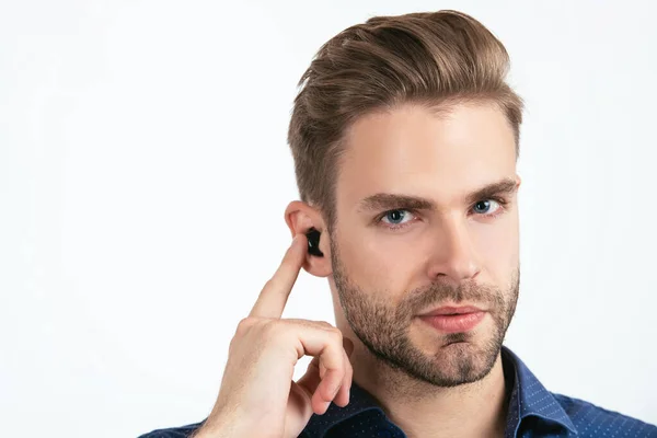 Bluetooth kulaklık cihazı aksesuarı. Yeni teknoloji. Başarılı traşsız adam. Çevik iş. Kablosuz kulaklıklı yakışıklı adam. İş adamı bluetooth kulaklık kullanır. Beyazlar üzerinde izole olmuş trend adamlar.