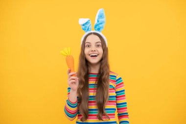 Tavşan kulaklı mutlu Paskalya çocuğu tatil için havuç tut, Paskalya kızı..