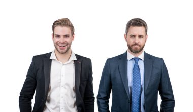 Kendine güvenen iki iş adamı resmi takım elbiseli iş ortaklarıdır. Beyazların izole ettiği iş ortaklarıdır..