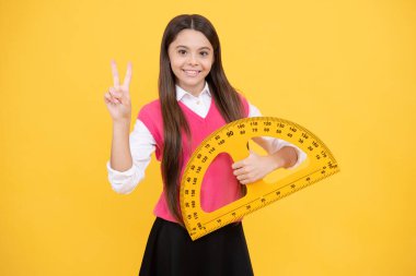 Beyin motorunu çalıştır. Açı derecesi ölçümü. Mutlu genç kız cetvel tutuyor. Okula dönüyorum. Cebir ve geometri. Çocuk matematik okuyor. Kök disiplinler. Eğitim konsepti. iletkeni olan çocuk.