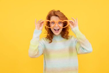 Aman Tanrım. Sadece eğleniyorum. Komik kız büyük gözlük takıyor. Doğum günü partisi. Mutluluğu ifade et. pozitif duygular. Zevkin portresi. Neşeli bayan. Parti gözlüklü mutlu kızıl kadın..