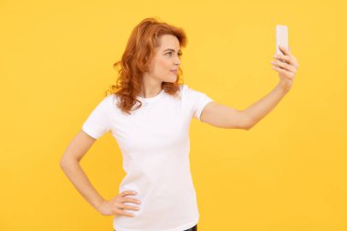 Görüntülü arama yapıyorum. Etkileyici. Selfie yükleniyor. Kadın blogcu akıllı telefonla selfie çekiyor. Sosyal medya. Paylaş. Mobil iletişim. Modern hayat. Video bloglama konsepti. çevrimiçi iletişim.