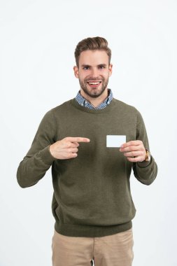 Adam sürücü belgesini gösteriyor. Kredi kartı ya da banka kartı olan yakışıklı bir adam, kopyalama alanı. İş adamı kartviziti. Tıraşsız iş adamı kimliğini gösteriyor. Ara beni. Kimlik. kişisel veri belgesi.