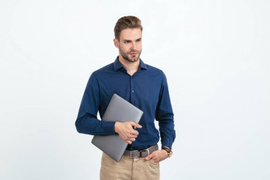 Çevik iş kavramı. İnternette çalışan traşsız bir adam. Modern kablosuz laptop. Programcı bilgisayar kullansın. Bilgisayarı olan yakışıklı bir adam. İş adamı saat tutucu bilgisayar takar. ofis yöneticisi beyaz üzerine izole.