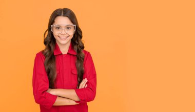 Kötü bir görüşe sahip. Genç kız ders çalışacak. Görüş kontrolü. kopyalama alanı. Koruyucu gözlüklü genç kız. Çocuk gözlük takıyor. Göz koruyucusu. çocuk göz doktoruyum. Görme yeteneğini geliştir..