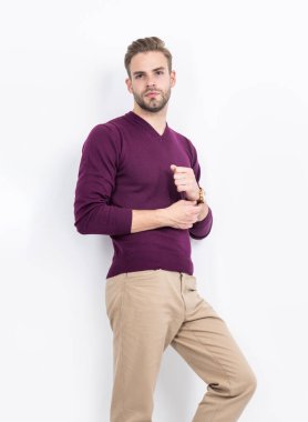 Yakışıklı adam modern moda tarzında günlük kıyafetler giyiyor. Beyaz, erkek giyim kuşamında..