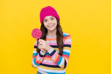 Lolipop bayan. Çubuklu lolipop şekerli hippi çocuk. Karamelli şeker dükkanı. Tatlı çocukluk hayatı. Diş bakımı konsepti. Tatlı düşkünü. Lezzetli. Mutlu genç kız lolipopu tut.