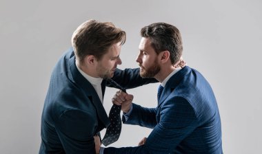 İş görüşmelerinde liderlik mücadelesi veren iki kızgın işadamı iş rekabeti ve anlaşmazlık içindeler.