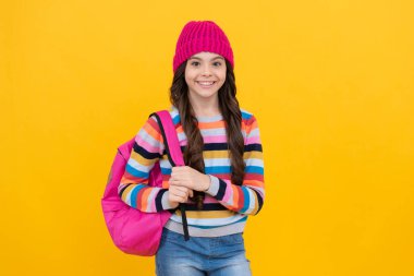 Okula dönüyorum. Okul çantalı hippi çocuk. çocukluk mutluluğu. Eğitim konsepti. Bilgi günü. Çalışmaya hazır genç bir öğrenci. Çocuk öğrenci. Mutlu genç kız sırt çantası taşıyor..