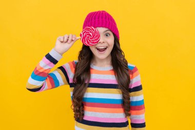 Çubuklu lolipop şekerli hippi çocuk. Karamelli şeker dükkanı. Tatlı çocukluk hayatı. Diş bakımı konsepti. Tatlı düşkünü. Lezzetli. Genç kızların lolipop tutmasına şaşırdım. Lolipop hanım..