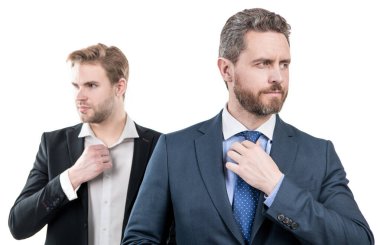 Yönetici kravatı düzeltiyor. Profesyonel başarılı CEO. Liderlik. Hırslı meslektaş uzmanlar. Formalite icabı iki adam. İş görüşmesindeki iş adamları. Patron ve çalışan. kendinden emin ortaklar.