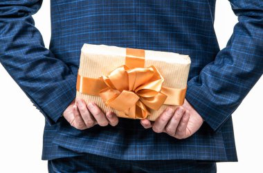 Bir sürpriz hazırlıyorum. İş adamı hediye kutusu tutuyor. Şirket hediyesi. Kadınlar Günü 'nde. CEO hediye kutusunu saklıyor. Kırpılmış adam romantik bir randevu için hazırlan. İş ödülü almış bir adam. Selamlama vesilesi. Sürpriz..