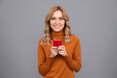 Mobil sohbet uygulaması ile başla. Akıllı telefondan mutlu kız sohbeti. Modern iletişim. SMS geldi. Anında mesajlaşma. Mesajlaşmaya devam et.