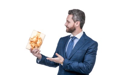 İş adamı kılığındaki yakışıklı iş adamı beyaz kutuya izole edilmiş hediye kutusunu sunuyor..