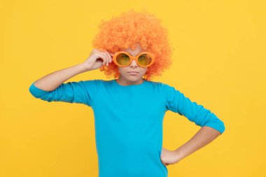 Gerçek bencillik. 1 Nisan şakası. Mutlu çocukluk. Deliriyor. Şık bir parti havası. Kıvırcık palyaço peruğu takan çocuk. Süslü saçlı komik çocuk. Parti gözlüğü takan ciddi bir genç kız. Sadece eğleniyordum..