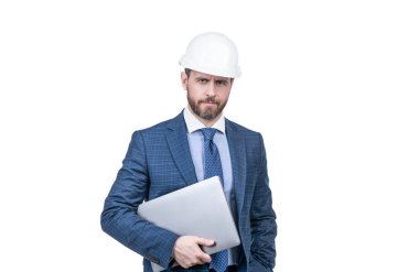 Ciddi adam patron. Güvenlik işi. Veri koruması. İnternet güvenliği. Dizüstü bilgisayarlı iş adamı. Mimar planlama işi. Hardhat 'ın baş mühendisi bilgisayar kullanıyor. olgun yönetim kurulu başkanı e- posta kontrolü.