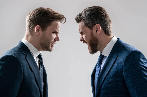 Anlaşmazlığa düşen erkek ortakları. İş rekabeti. İş görüşmesi. Liderlik için mücadele. Hoşnutsuz meslektaş tartışması. Pazarlık. İş adamları konuşuyor ve anlaşmazlıkları tartışıyor. patron ve çalışan.