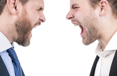 saygısızlık ve çelişki. İş ortakları birbirini suçlar. İş insanlarını tartışıyorlar. Tatminsiz adamlar başarısızlığı tartışır. İki meslektaş arasında anlaşmazlık ve anlaşmazlık var. İş adamları yüz yüze..