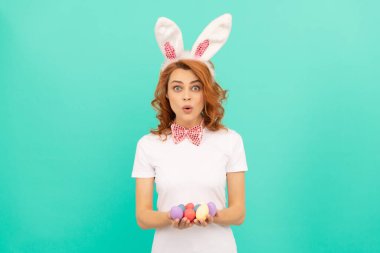 Paskalya yaklaşıyor. Tavşan avı başlasın. Sadece eğleniyorum. Parti için hazırım. Boyalı yumurtaları olan neşeli tavşan kadın. Yumurta avı. Mutlu Paskalyalar. Tavşan kulaklı komik kadın. Şaşırmış papyonlu kız.