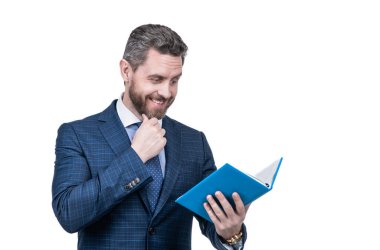 İş adamı kılığındaki bir iş adamı iş raporlarını beyaz not defterinde okurken şaşırdı..