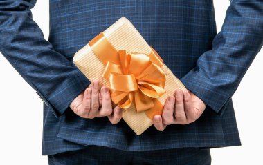 kırpılmış işadamı hediye kutusunu saklıyor, arkadan bakıyor, sürpriz.