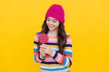 Çok tatlı. Tatlı çocukluk hayatı. Diş bakımı konsepti. Tatlı düşkünü. Lezzetli. Mutlu genç kız lolipop tutuyor. Lolipop bayan. Çubuklu lolipop şekerli hippi çocuk. Karamelli şeker dükkanı.