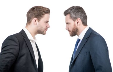 İş çatışmalarında birbirine bakan iki işadamı ve muhalefet.