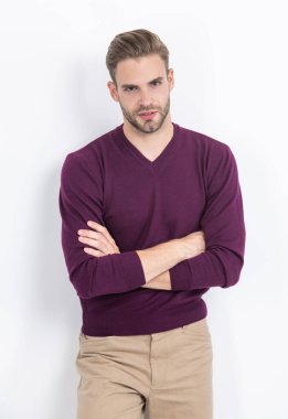 Kendinden emin ve rahat hissediyorum. Kendine güvenen bir adam kollarını çapraz olarak beyazın üzerinde tutar. Sıradan bir tarz. Moda modası. Erkek gardırobu. Moda erkek giyim. Güven ve kişisel stil için gardırop.