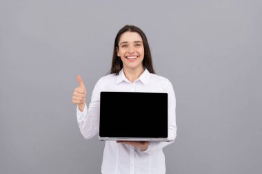 Bilgisayarda sunum. Ofis müdürü video konferansı için hazır. Mutlu kadın dizüstü bilgisayar ekranı gösteriyor. Modern kablosuz laptop. Webinar PC reklamı. İş kadını ürününü sunuyor. başparmak yukarı.