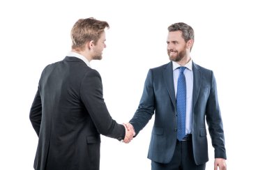 İki iş adamı başarılı iş anlaşmasından sonra el sıkışıyor, hoş geldiniz..
