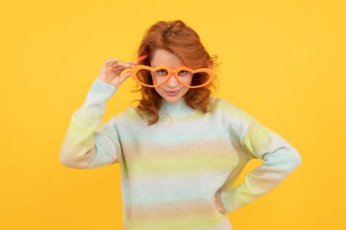 Flört ediyormuş gibi. Komik kız büyük gözlük takıyor. Doğum günü partisi. Pozitif ol. pozitif duygular. Zevkin portresi. Neşeli bayan. Parti gözlüklü gülen kızıl saçlı kadın. Sadece eğleniyordum..