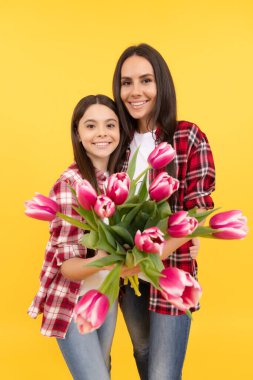 Anneler ve kadınlar günün kutlu olsun. Bahar çiçeği buketi hediyesi. çocukluk ve annelik. Aşk ve arkadaşlık. Mutlu aile günleri. Annesiyle birlikte genç bir kız. 8 Mart tatili. Anne ve kızı lale çiçekleriyle.