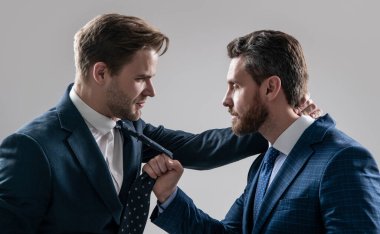 İş ortakları birbirini suçlar. İş insanlarını tartışıyorlar. Tatminsiz adamlar başarısızlığı tartışır. İki meslektaş arasında anlaşmazlık ve anlaşmazlık var. İş adamları yüz yüze. saygısızlık ve çelişki.