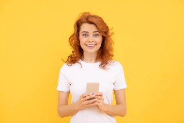 Blogcu akıllı telefon kullanıyor. Çevik iş blogları. Modern iletişim teknolojisi. İnternette çalışan mutlu kızıl kadın. mobil sohbet uygulaması. İnternette kız sohbeti. SMS ve anlık mesajlaşma. Yazma ve yazma.