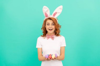 Tavşan kulaklı mutlu kızıl kız boyalı yumurtalar, paskalya yumurtaları.