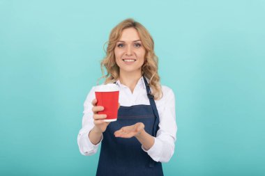 Al şunu. İçeceklerinizi alın. Neşeli kız çay içiyor. Plastik bardaklı önlüklü kadın. Günaydın. Mutluluğu ifade et. pozitif duygular. Zevkin portresi. Kahveni iç..