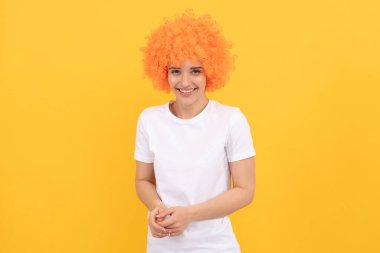 Parti için kıvırcık palyaço peruğu takan mutlu ucube kadın, mutluluk..