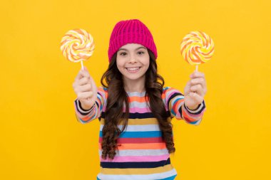 Mutlu kız lolipopu tut tatlı, seçici odaklanma, şekerci dükkanı.