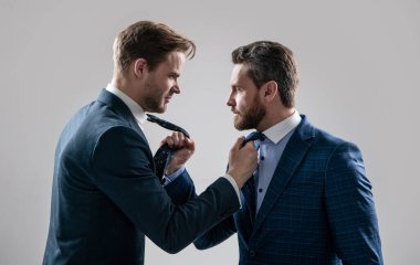 Hoşnutsuz meslektaş tartışması. Pazarlık. İş adamları konuşuyor ve anlaşmazlıkları tartışıyor. Patron ve çalışan. Anlaşmazlığa düşen erkek ortakları. İş rekabeti. İş görüşmesi. Liderlik mücadelesi.