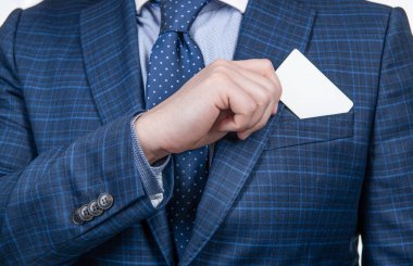 Tasarruf etmeye başla. Kredi kartı takım elbisenin cebinde. Banka kurtarıyorum. Banka hesabı. İş bilgisi. Resmi takım elbiseli adam kırpılmış görünüm, boşluğu kopyala.