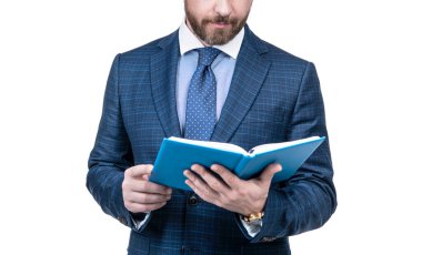 Başarılı CEO okuma programı. İşini planlayan kırpılmış bir adam. Patron iş raporunu beyaza izole etti. Adam planlayıcıyı tutar. İş adamı not defterine notlar yazıyor.