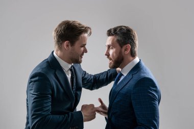 Patron ve çalışan. Anlaşmazlığa düşen erkek ortakları. İş rekabeti. İş görüşmesi. Liderlik için mücadele. Hoşnutsuz meslektaş tartışması. Pazarlık. İş adamları konuşuyor ve anlaşmazlıkları tartışıyor.