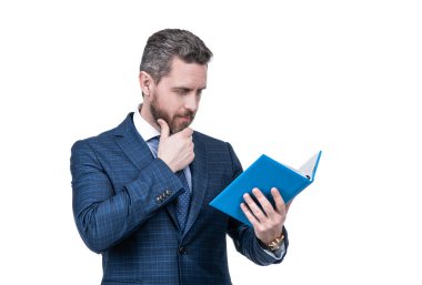 Bir düşüneyim. İşini planlayan yakışıklı bir adam. Patron iş raporunu beyaza izole etti. Olgun adam planlayıcısı. İş adamı defterine notlar yazıyor. Başarılı CEO okuma zamanlaması.