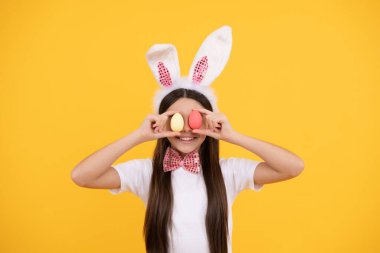 Güzel tavşancık. Tavşan kulaklı komik çocuk. Papyonlu genç kız. Tavşan yumurtası avı. Sadece eğleniyorum. Parti için hazırım. Mutlu çocukluk. Boyalı yumurtaları olan neşeli bir çocuk. Mutlu Paskalya tatili.