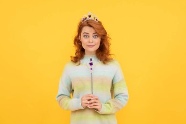 Sihirli değnek tutan hayret verici kadın. Egoist kız diyabet giyer. Kibir ve bencillik. Bir dilek tut. Rüya görüyordum. Şaşırmış, taç giymiş kızıl saçlı kadın. Kraliçe sihirli değneği tutuyor. Taç içindeki kibirli prenses.