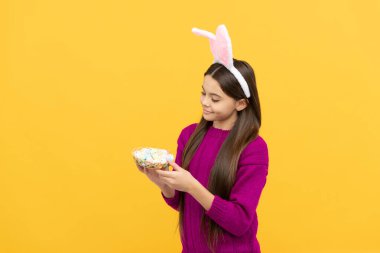 Şuraya bak. Parti için hazırım. Mutlu çocukluk. Tavşan çocuk bıldırcın yumurtası tutuyor. Mutlu Paskalyalar. Tavşan kulaklı komik çocuk. Genç kız tavşan kostümü giyiyor. Paskalya tavşanı yumurta avı. Sadece eğleniyordum..